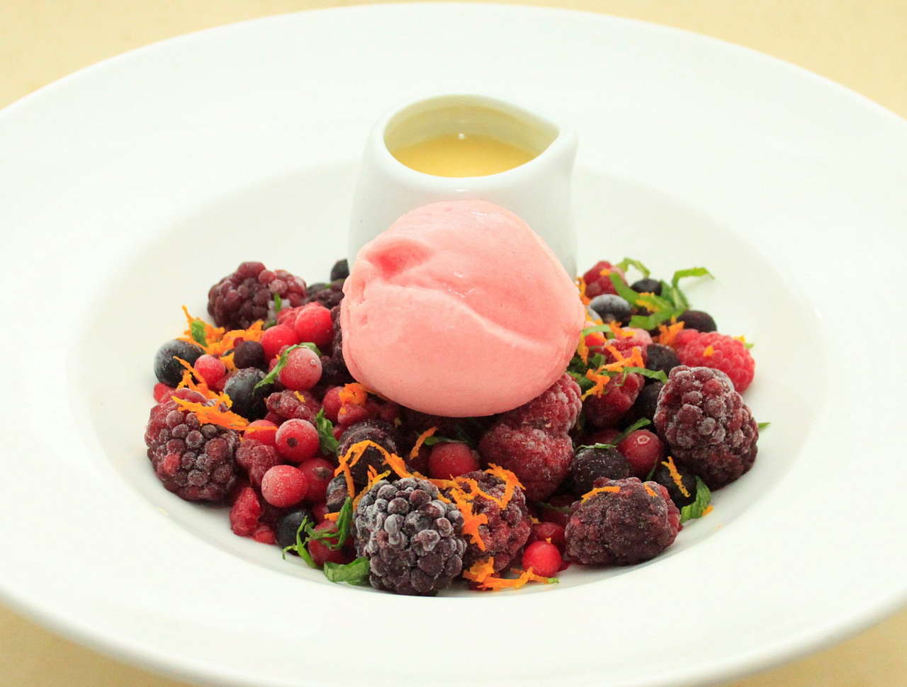 Frozen berries with white chocolate sauce
